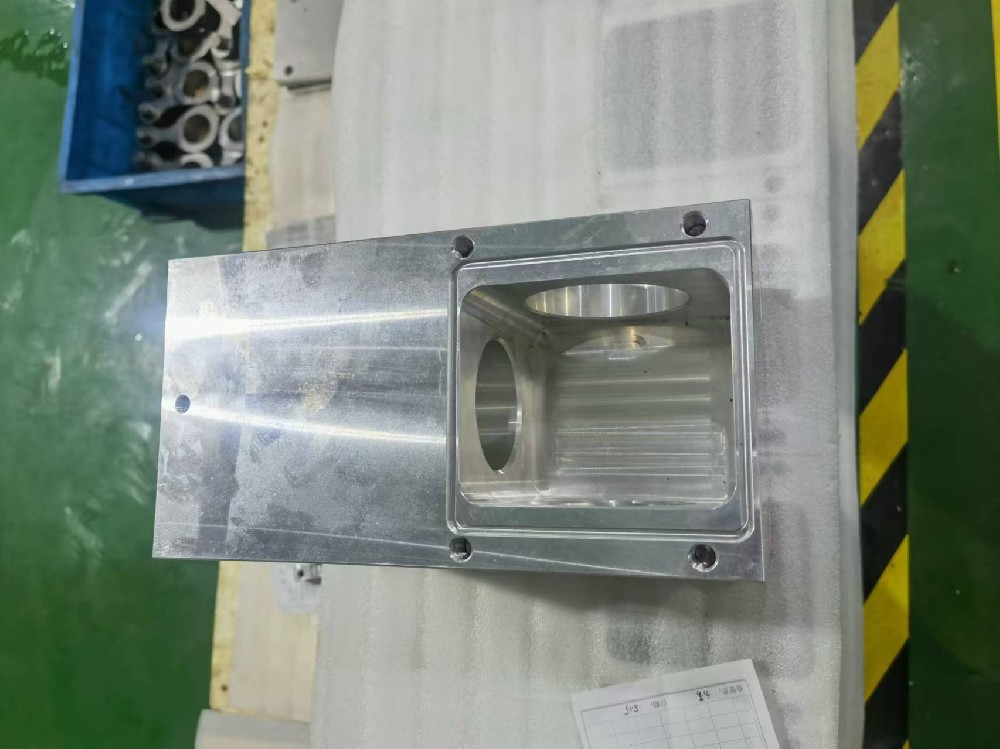 陽極處理和鍍鎳工藝是兩種常見的金屬表面處理技術，它們各自具有獨特的優缺點